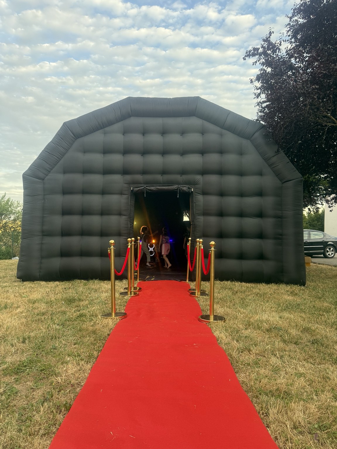 Boîte de nuit gonflable OneLoc de jour avec tapis rouge